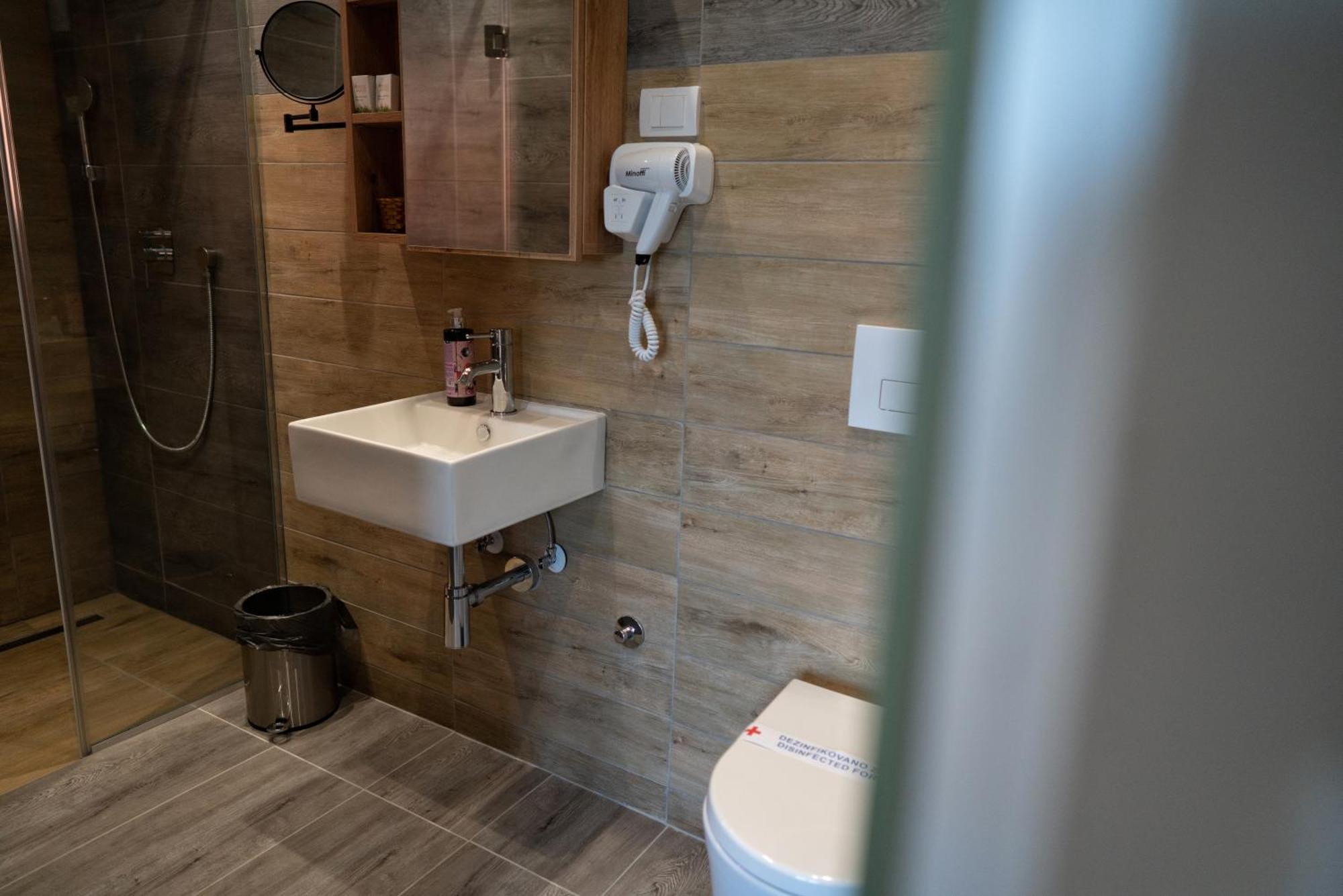 Hotel La Roue à Vrsac Extérieur photo