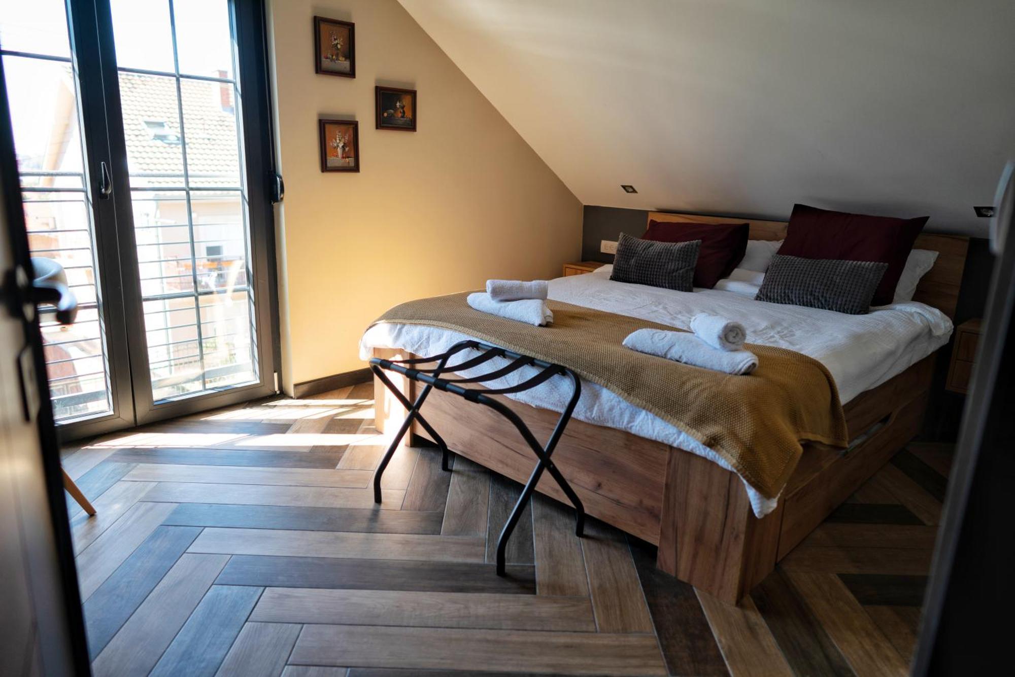 Hotel La Roue à Vrsac Extérieur photo